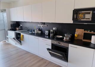 Heart of Downtown King Bed Full Kitchen Smart TV - 1