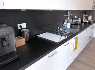 Heart of Downtown King Bed Full Kitchen Smart TV - 6