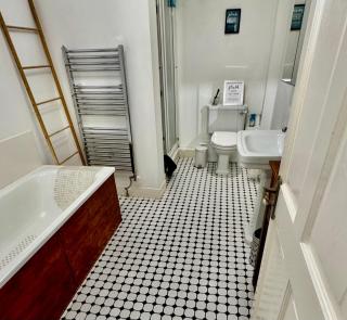 Courtyard Apartment - free off street parking, close to Hospitals, University, BBC, Clifton Village & more - 3