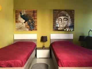 Modern room in prime area for beaches & nightlife! -Fast & easy self check in -Independent access -No Family sharing -Private Bathroom Option - 7