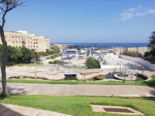 Modern room in prime area for beaches & nightlife! -Fast & easy self check in -Independent access -No Family sharing - 9
