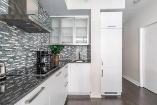 Green Modern 1 Bedroom 40Fl Condo with Balcony in Downtown - 1
