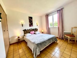 Villa 110m2, 7 pers, Jacuzzi , 3 chambres, terrain clos et arboré 2500m2 - 6