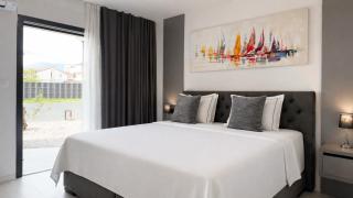 Moonlight Luxury Apartment with Private Pool and Parking - 8