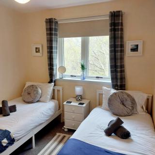 'Treetops' - Bright & Homely 2 Bed Flat w Parking - 1