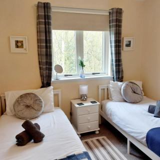 'Treetops' - Bright & Homely 2 Bed Flat w Parking - 2