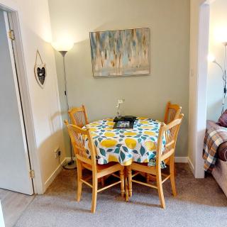 'Treetops' - Bright & Homely 2 Bed Flat w Parking - 7