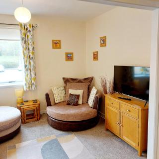 'Treetops' - Bright & Homely 2 Bed Flat w Parking - 8