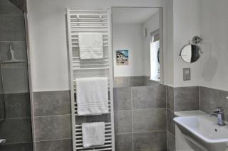 2 Bed Apartment Sleeps 4 - Seaviews - Free Parking - 8