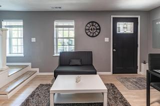 Spacious Home with Porch Sleeps 6 Near Pitt and UPMC - 6