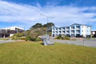 Seaview 1BR Apartment Marine Parade - 5