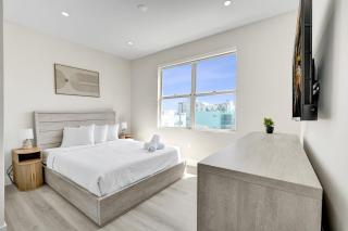 Cozy 2BR SoBe Pad Just a Block to the Beach 303 - 5