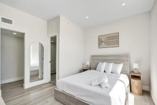 Cozy 2BR SoBe Pad Just a Block to the Beach 303 - 4