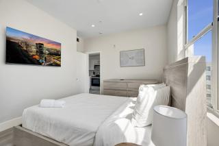 Cozy 2BR SoBe Pad Just a Block to the Beach 303 - 3