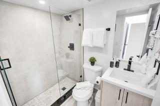 Cozy 2BR SoBe Pad Just a Block to the Beach 303 - 1