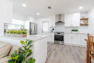 Walkable Tampa Bungalow Close to Top Spots - 0