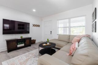 Walkable Tampa Bungalow Close to Top Spots - 6