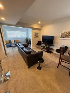 Main Floor 2BR Retreat 2 Parking 1 Bath and WiFi - 5