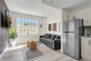 Stylish 1BR Stay Collins Ave 1 Min to Beach 207 - 3