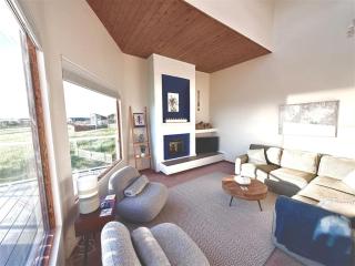 Whidbey Island 2 Bedroom Retreat with Shared Summer Pool Beach Access and Fast WiFi - 1