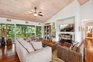 4 bd walk to shops restaurants and beach - 0