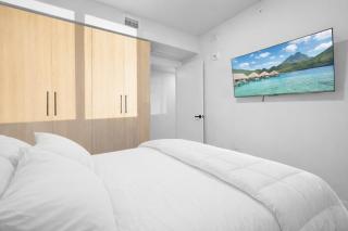 F2805 Corner 1BR with 180 Balcony a Pool and Gym in Downtown Miami - 4