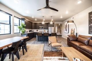 3-Bed with Free Shuttle, Free Ski Waxes + Hot Tub + Grill - 3
