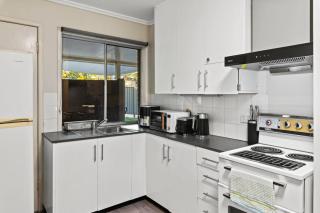 Affordable Stay Private and Convenient Near Shops - 8