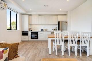 Penrose 2BR Gem with Parking and Air-con - 3
