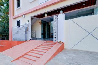 Super Townhouse Nanak Ram Guda Near WaveRock SEZ - Hyderabad - 5