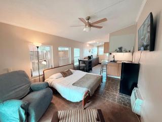 Private Bayou GuestSuite Studio Retreat - 6