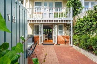 Central North Fremantle Walk to Beach 2 Car Bays - 9