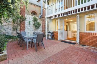 Central North Fremantle Walk to Beach 2 Car Bays - 8