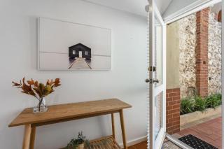 Central North Fremantle Walk to Beach 2 Car Bays - 4