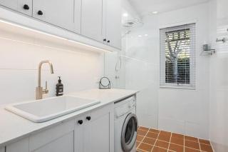 Central North Fremantle Walk to Beach 2 Car Bays - 1