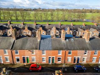 Stylish 3BR Townhouse Sleeps 6 Near City Centre - 3