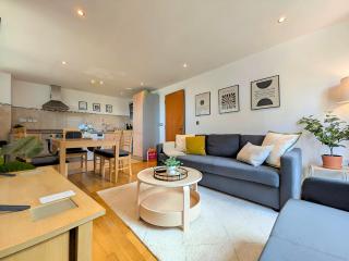 Morden 2-Bedroom Apt in Heart of City Centre - 3