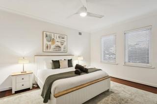 North Fremantle Retreat Walk to Beach, River & Train - 1