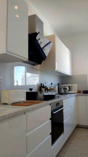 10min Walk to Finikoudes Beach, Spacious 2-Bed Apartment - 4