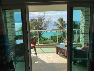 Exquisite Beachfront Penthouse 2bd 2ba - 8
