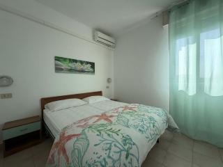 Large three- room apartment facing the sea - 2