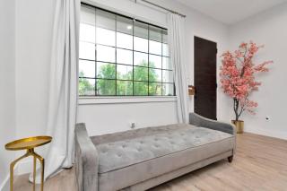 Houston's Downtown Bloom House - Spacious Floral Escape for Groups - 6