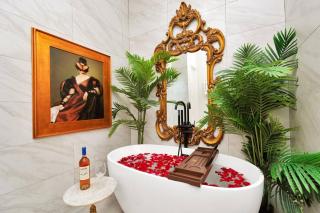 Houston's Downtown Bloom House - Spacious Floral Escape for Groups - 7