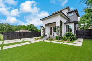 Houston's Downtown Bloom House - Spacious Floral Escape for Groups - 1