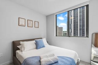 Prime Downtown Stay with Sweeping City Views - 8
