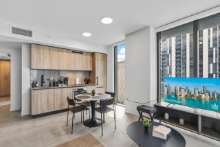 Prime Downtown Stay with Sweeping City Views - 9