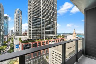 Prime Downtown Stay with Sweeping City Views - 7