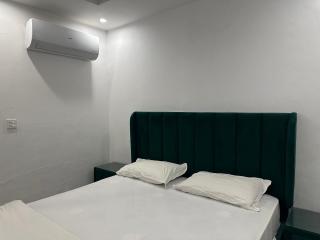 2 Bed Cozy Apartment SelfCheckin Near Airport DHA Phase 8 - 7