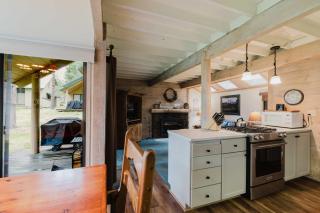 Wood-beam cabin with amazing location pools hot tub & SHARC passes - 2