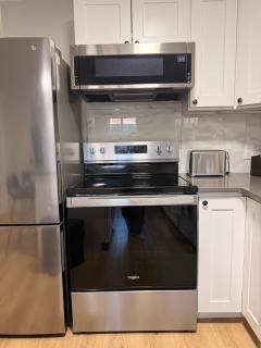 Modern 2BR Suite Private Entry Parking Laundry - 2